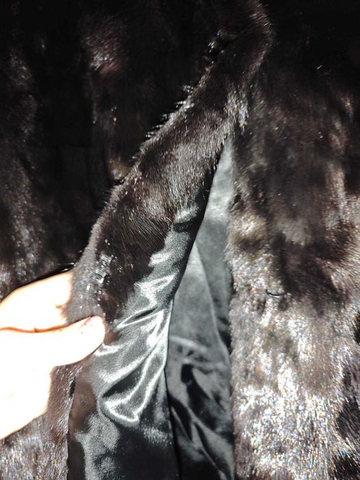 Haina blana bizon cu guler de vulpe argintie