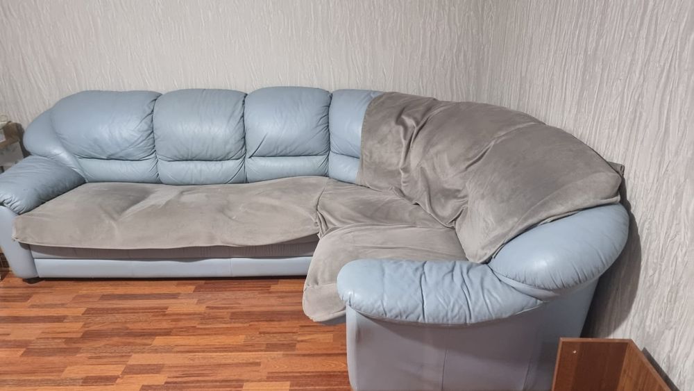 Продаётся угловой кожаный диван серо-голубого цвета.