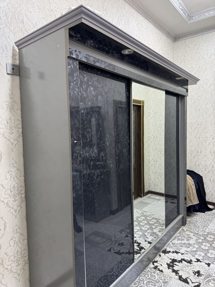 Spalni mebel shkaf trimosi bilan