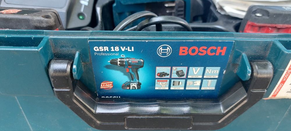 Продавам акумулаторна бормашина син Bosch