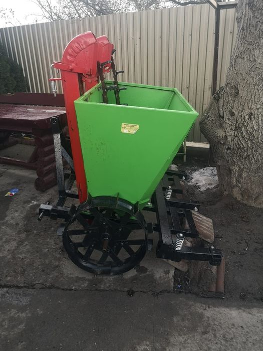 Mașină de plantat și scos cartofi