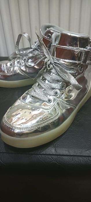 Vând ghete dama argintii