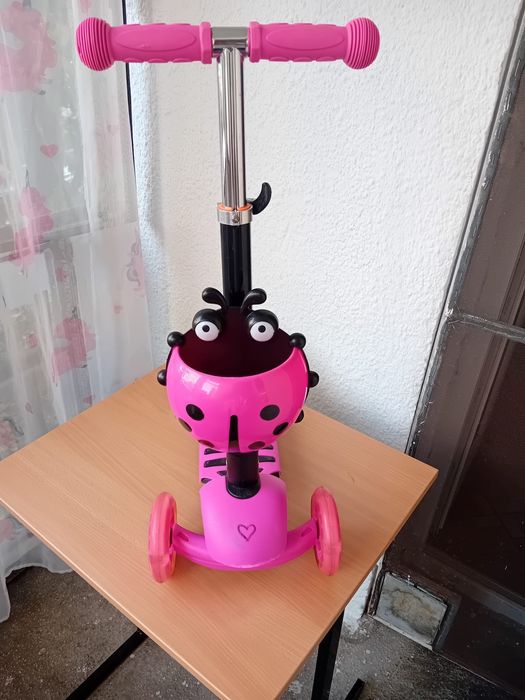 Trotineta copil roz cu cosulet buburuza si suport -scaunel detasabil