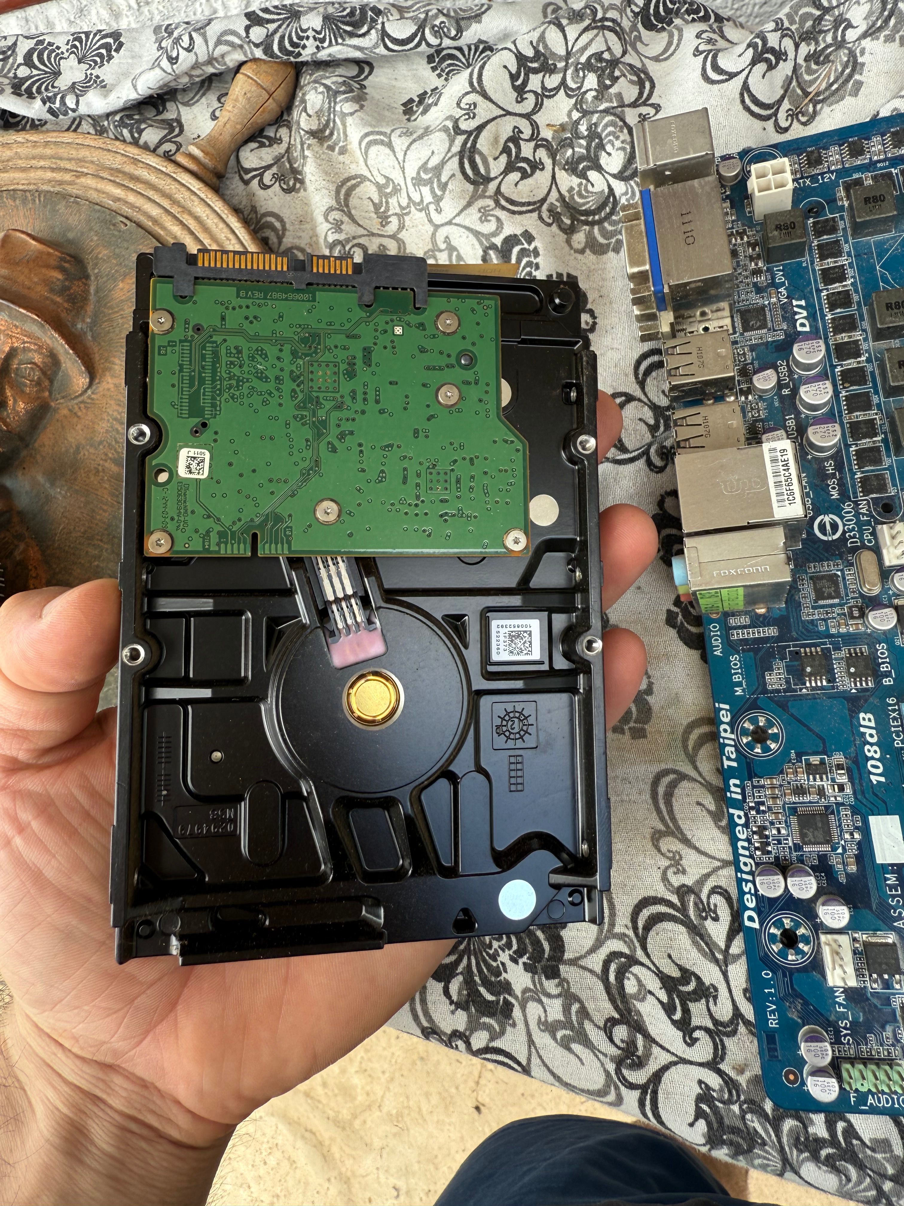 Продавам платка h61m-d2-b3 с i7 2600 и рам памети 8 гб и 2 гб плюс 1тб