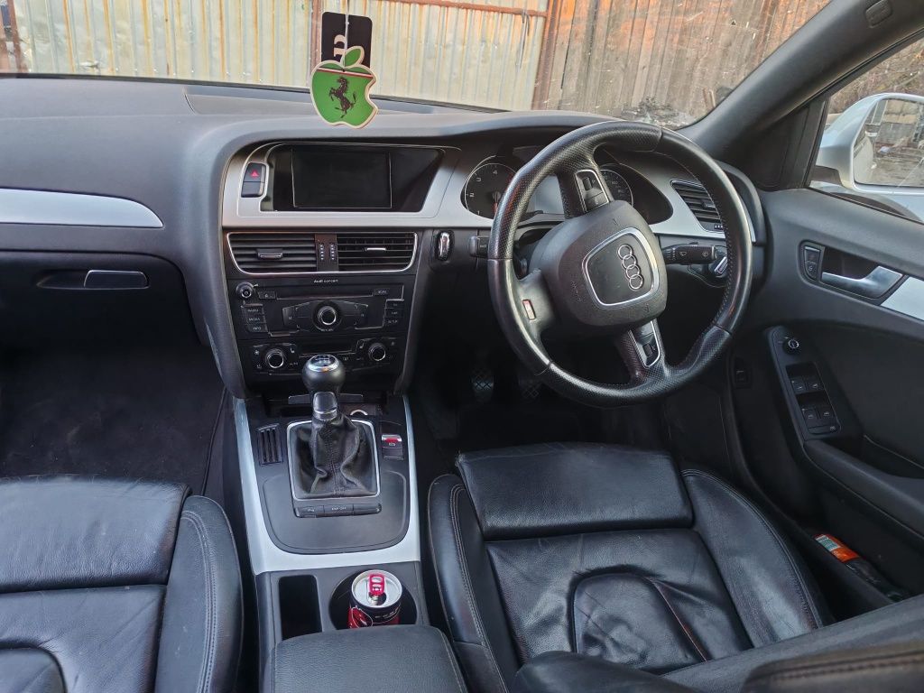 Audi A4 b 8 sline ușor avariat