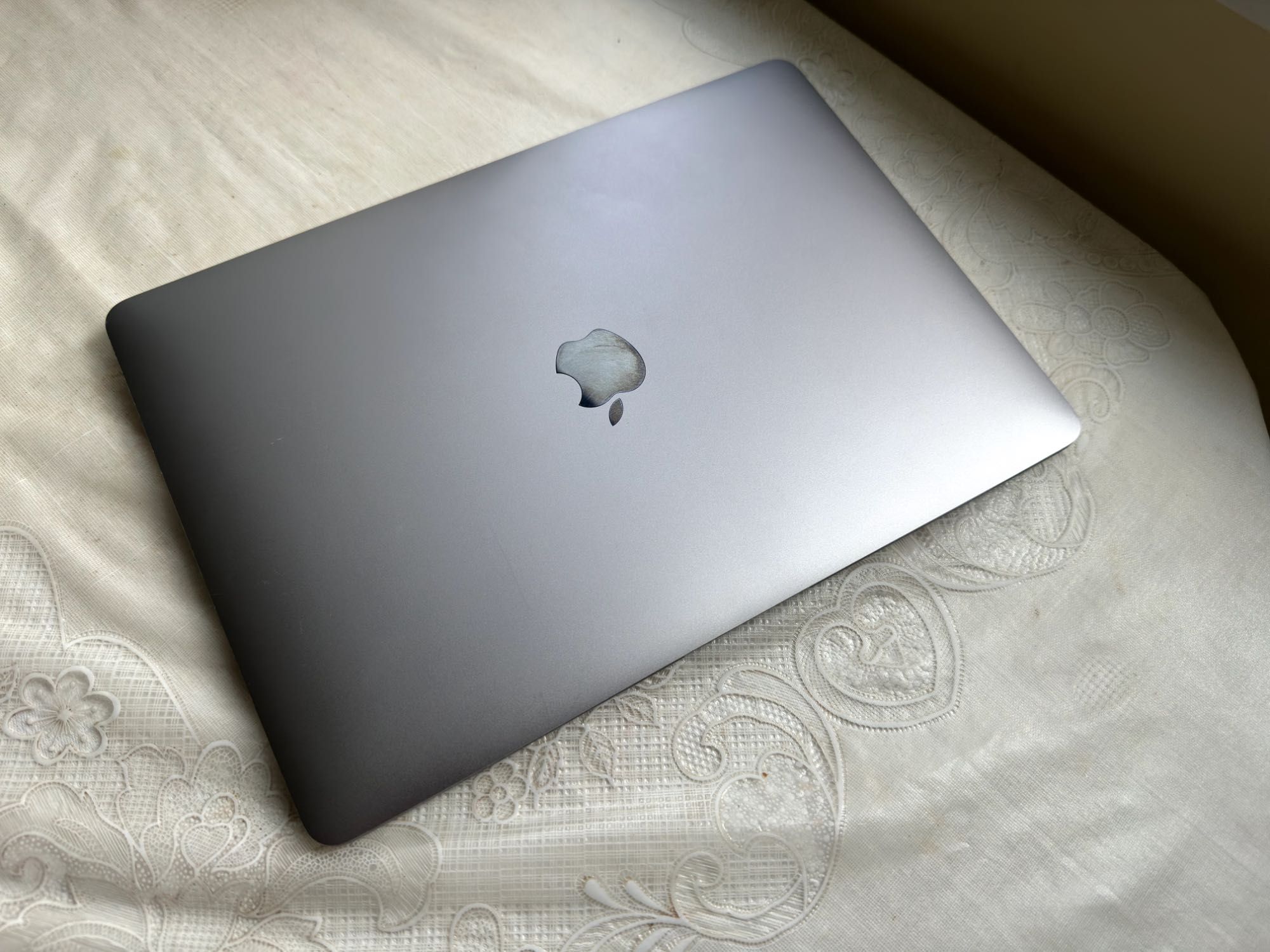 MacBook Air M1 в отлично състояние, батерия 86%