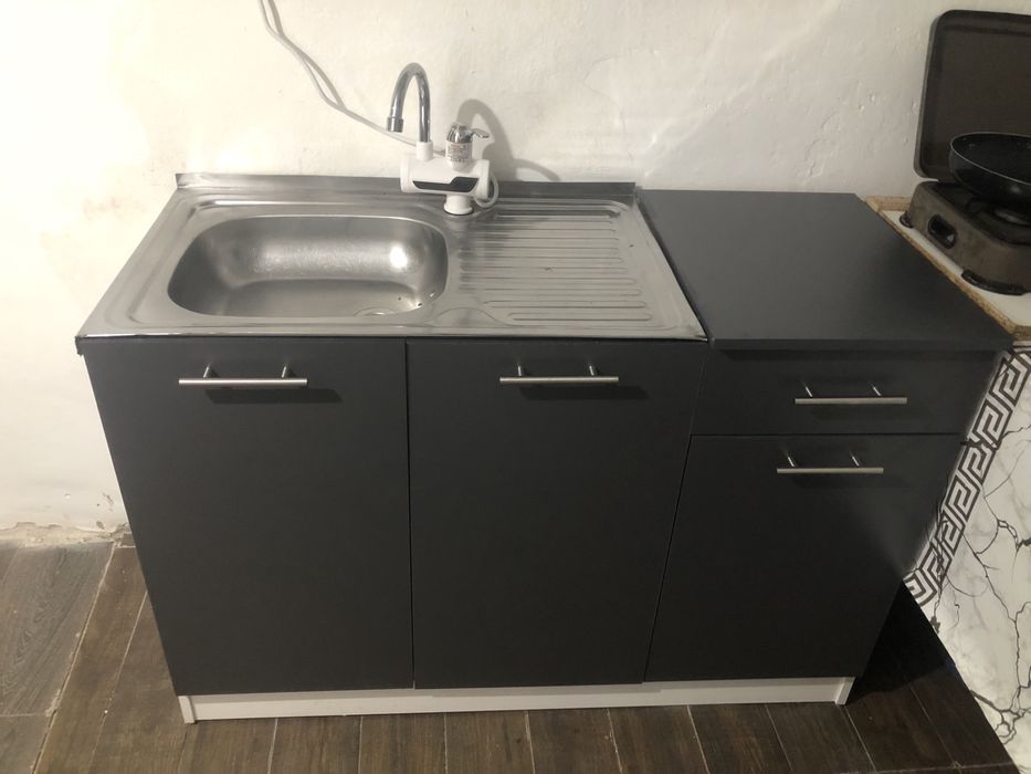 Vand mobila de bucatarie aproape noua (folosita 4 zile ) gri antracit