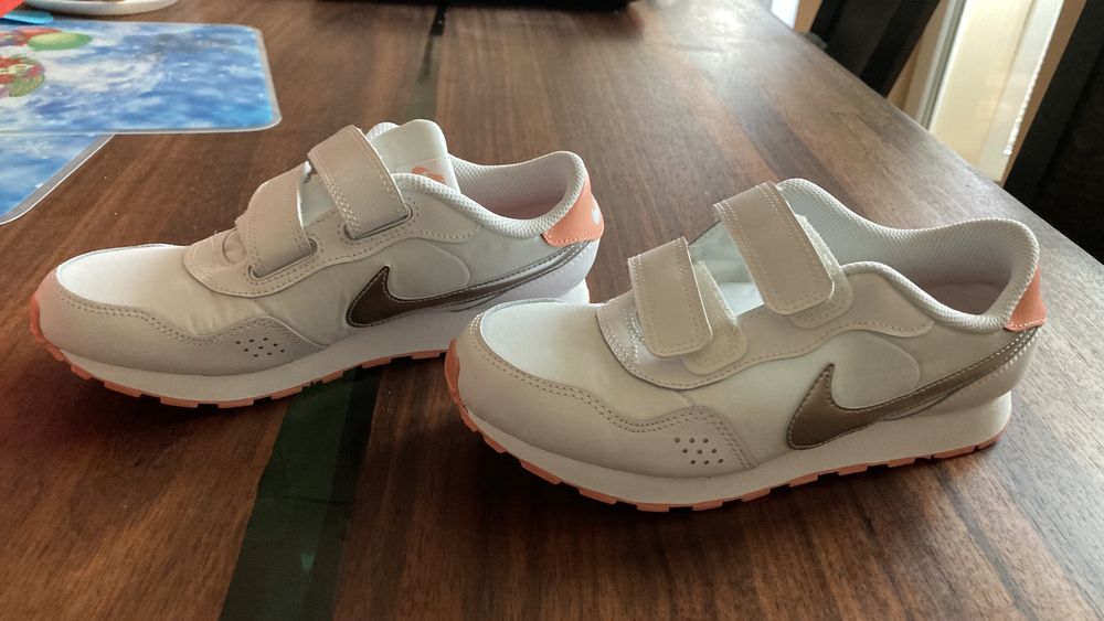 Nike - Спортни обувки Valiant с велкро и кожа, Мръснобял / Сребрист, 3