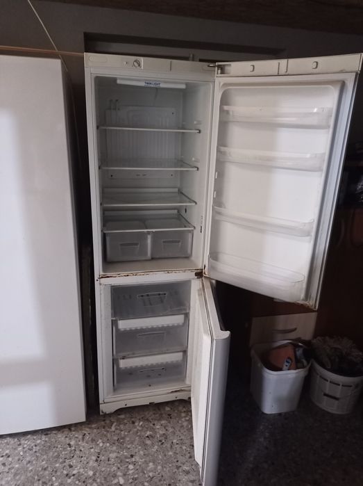 Vând 2 combine frigorifice și un congelator no frost