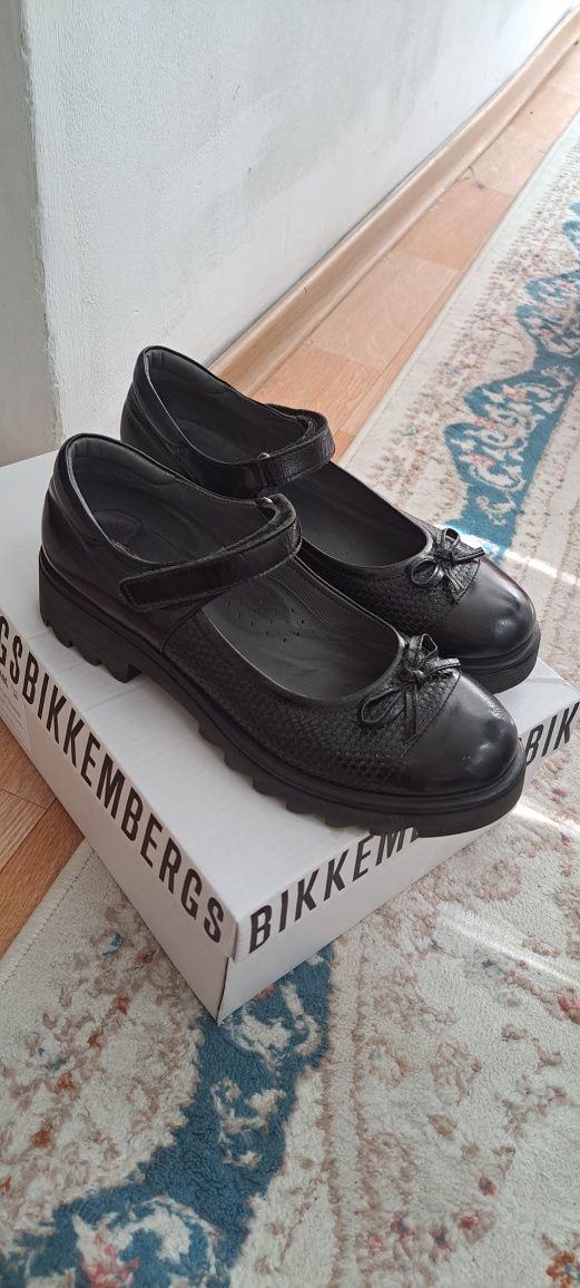 Продам школьные туфли 36 р. Турция
