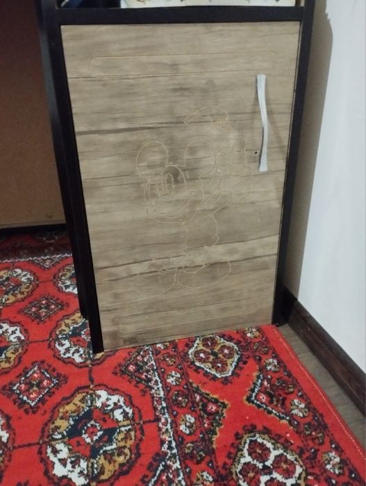 Kravat va dars uchun stol sotiladi