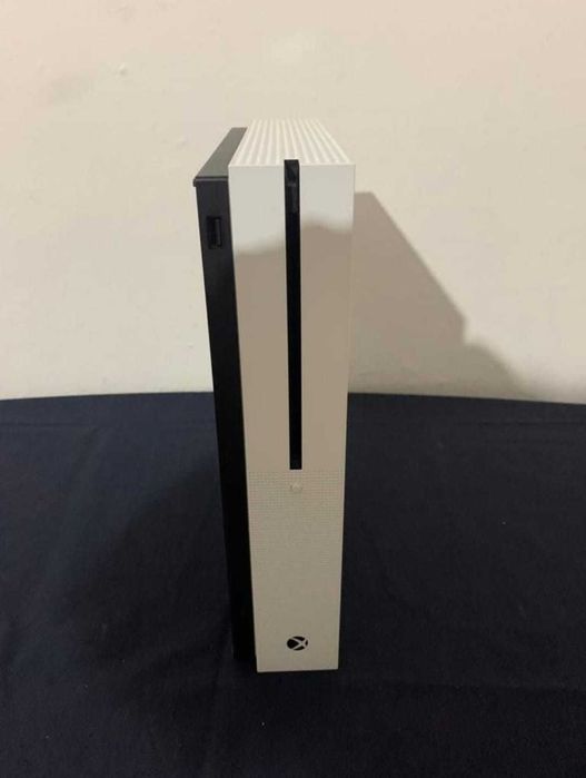 Xbox One S – stare bună, funcțional, cu controller