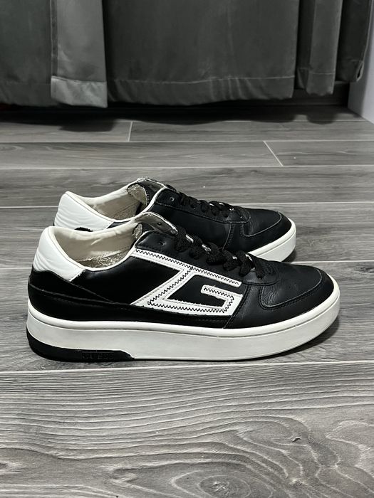 Vând adidași Guess