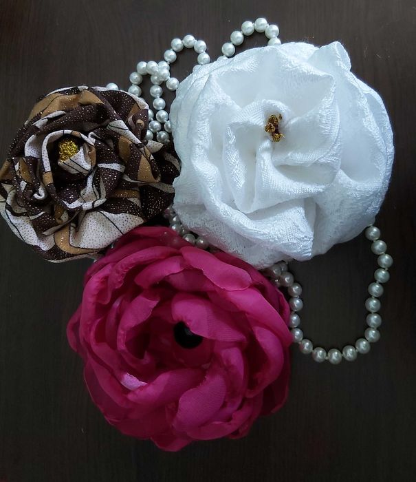 Брошки цветя от коприна