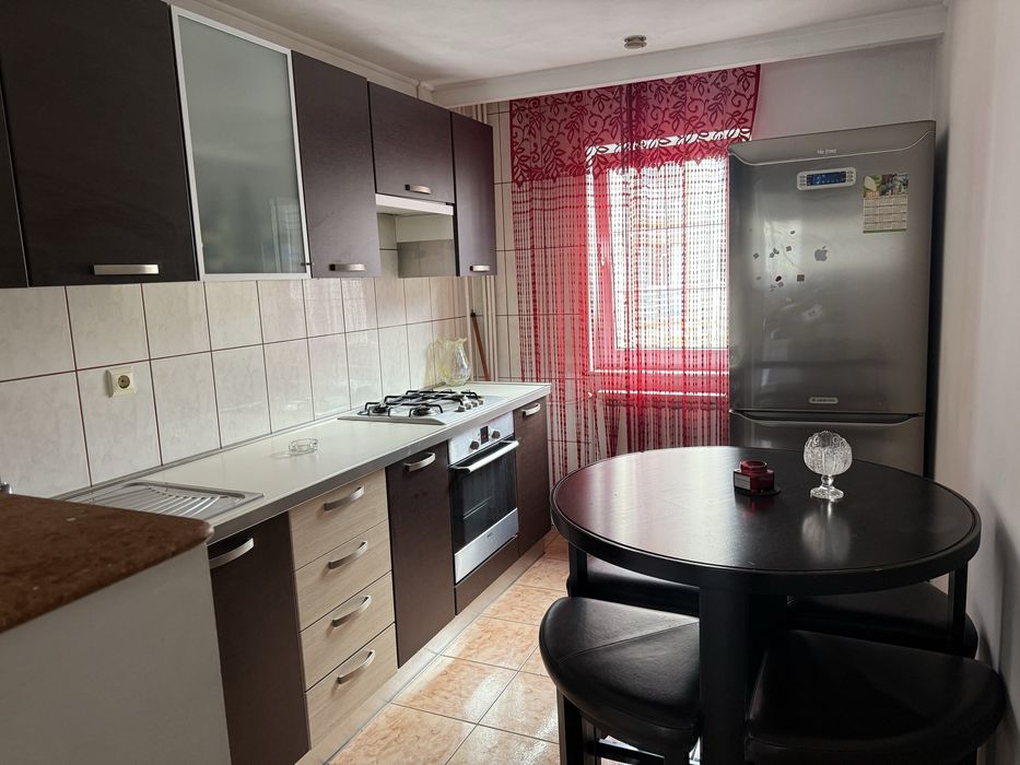 Inchiriez apartament cu  3 camere