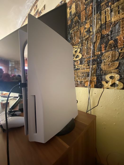 Продавам playstation 5 в много добро състояние