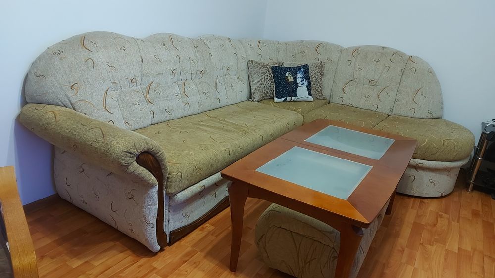 Продавам ъглов диван с две табуретки и  маса