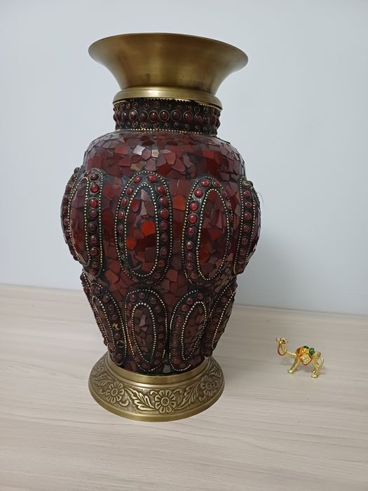 Декоративная ваза