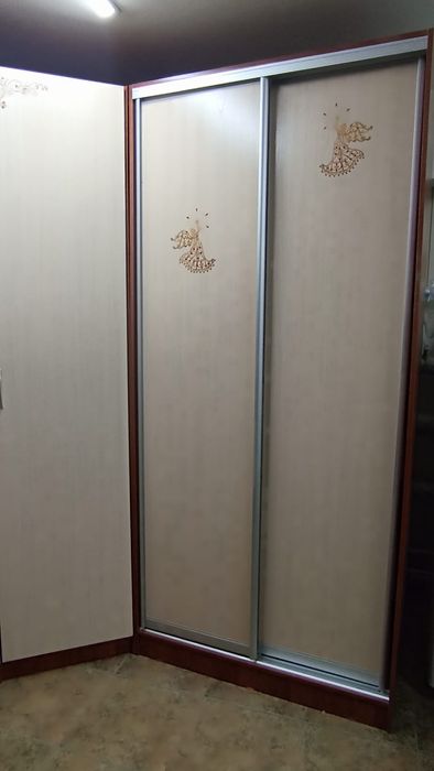 Угловой шкаф в отличном состоянии