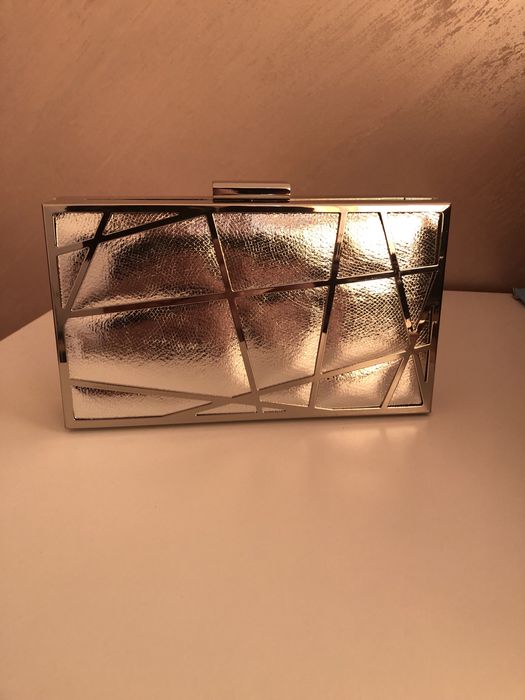 сребристи обувки и чанта