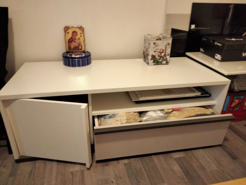 Oglindă 80 lei și comodă 200 lei