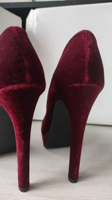 Pantofi cu toc ascutit rosu / burgundiu din catifea H&M marimea 39-40