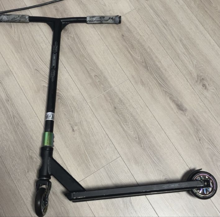 Slamm Classic V9 Trotinetă Freestyle + Slamm Logo Cască Skate