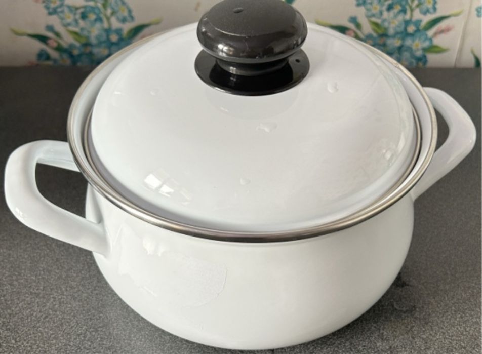 Продам кастрюлю 2 л,  и электрический чайник