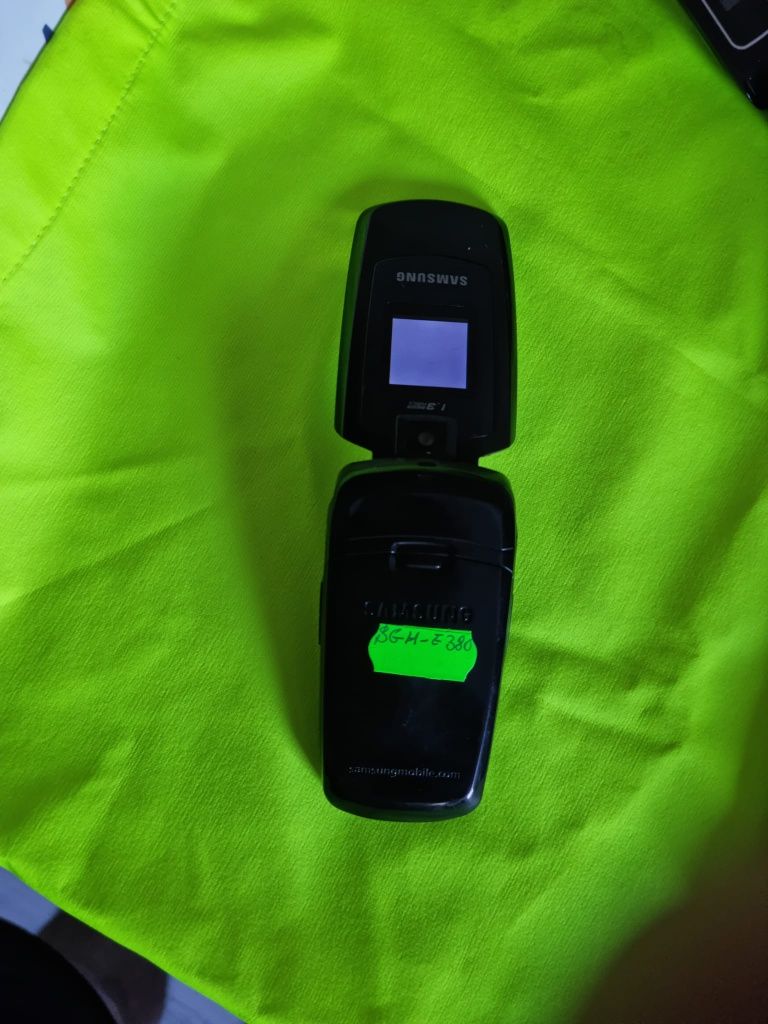 Telefon cu clapeta Samsung Sgh-E380 și x160