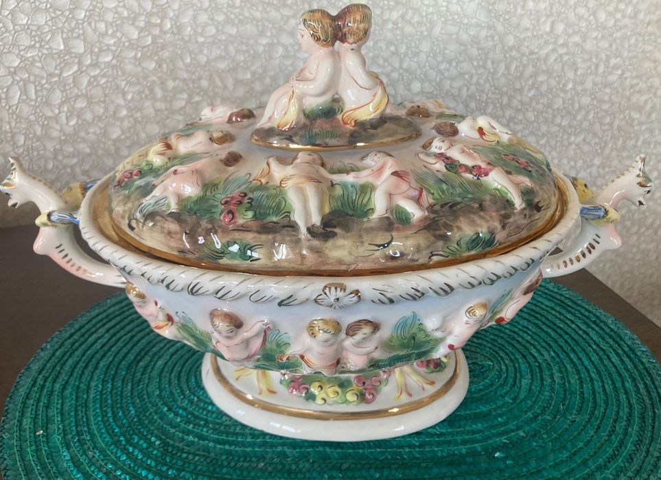 CAPODIMONTE супник с херувими