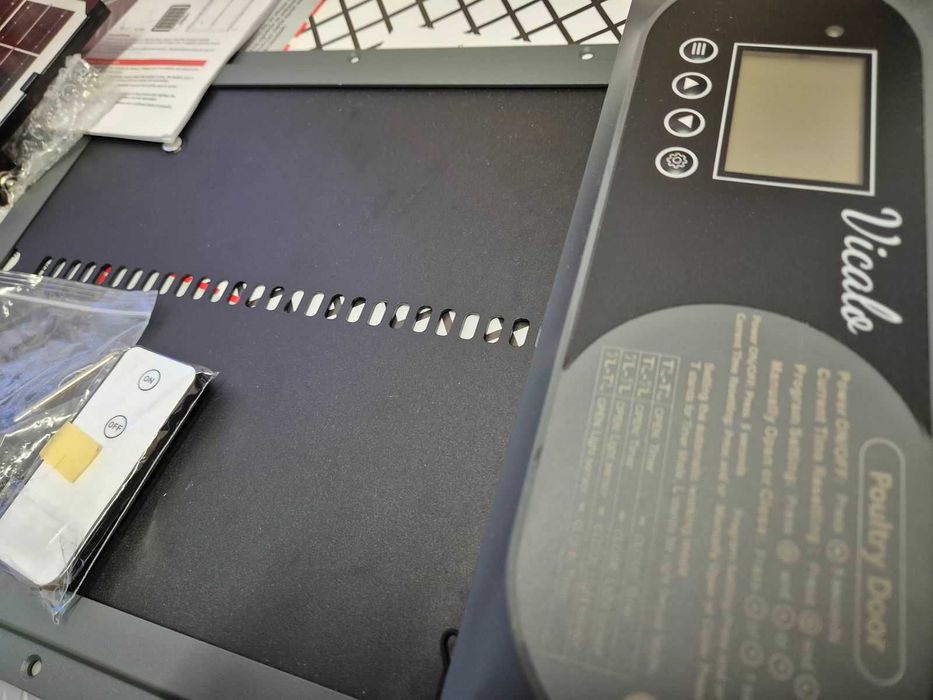 Интелигентната, соларна, автоматична врата за кокошарник