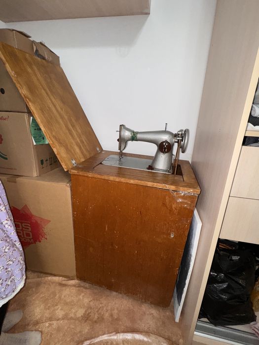 Швейная машина в деревянном столе