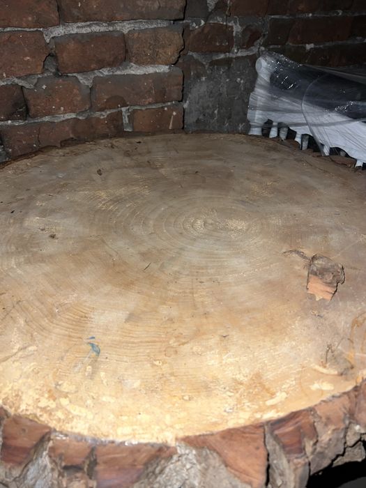 Масивна дървена маса