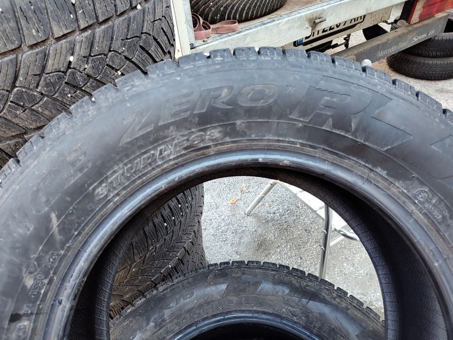 Продавам 2 зимни гуми 215/60/16 Pirelli