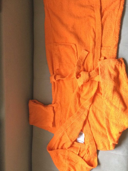 Чисто нов оранжев халат с качулка.