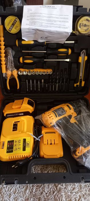 Masina de gaurit cu 2 acumulatori, incarcator, trusa  accesorii. Noua!