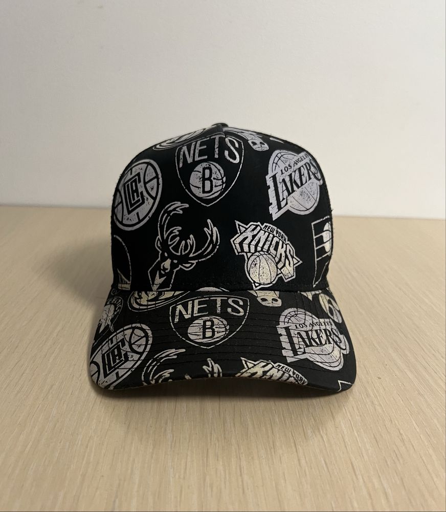 Șapcă New Era Trucker NBA AOP