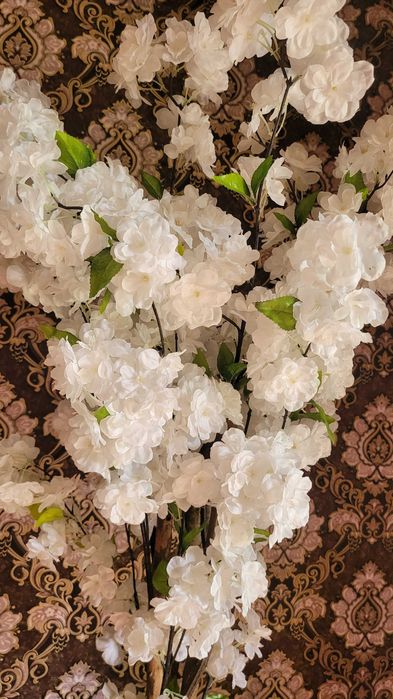 Suniy gul juda chiroyli, holati yangi