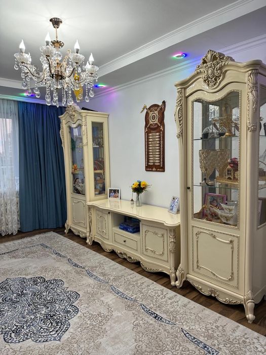 Продаётся комплект мебели в идеалном состояни-витрины и тумба под тв..