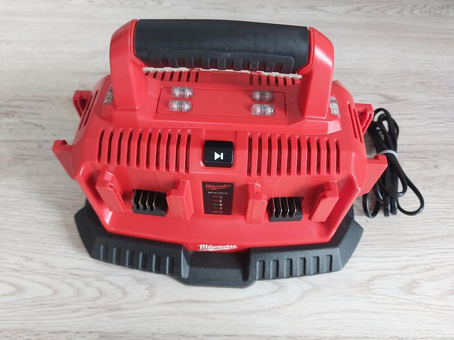 Încărcător multiport milwaukee M18, 6 posturi , stare perfectă
