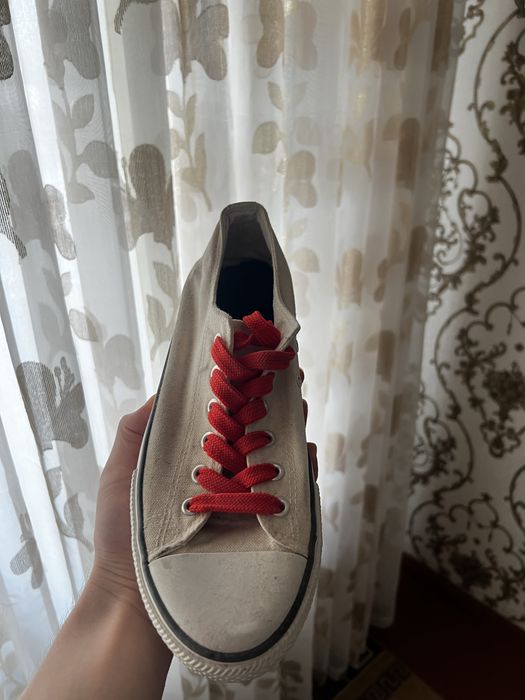 Конверсы с красными шнурками