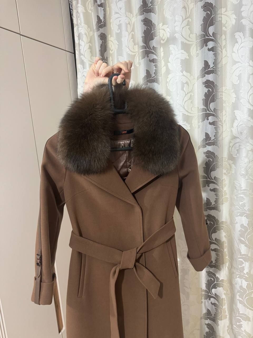 Продам пальто почти новое размер 38 бренд LORETA