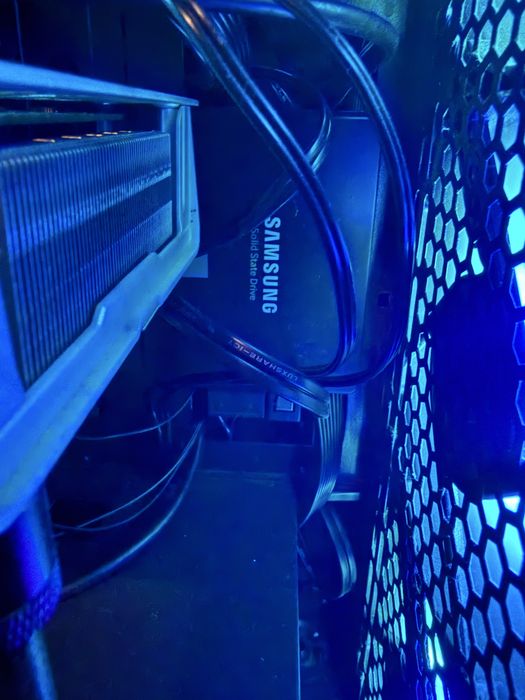 Продавам геймарски компютър с монитор