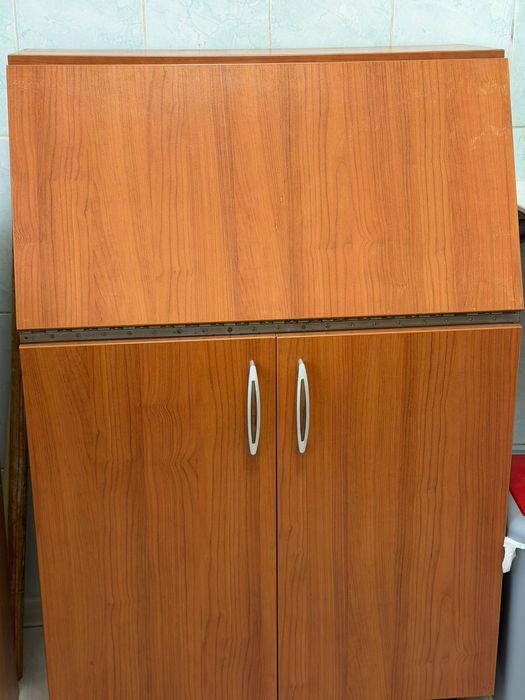 Продам секретер.