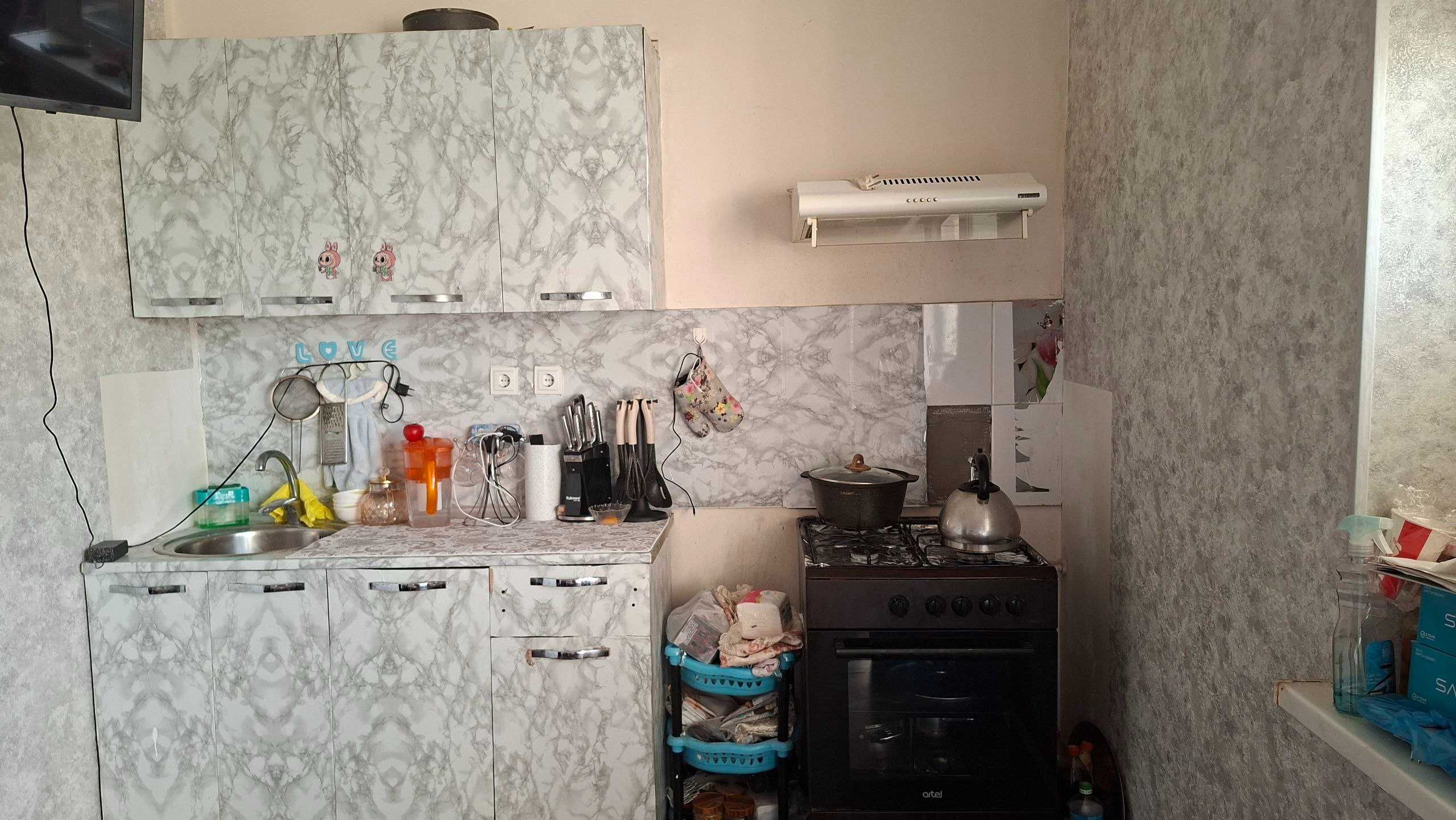 Продаются кухонная мебель и вытяжка Б/У-Кухинный мебел ва вытяжка Б/У