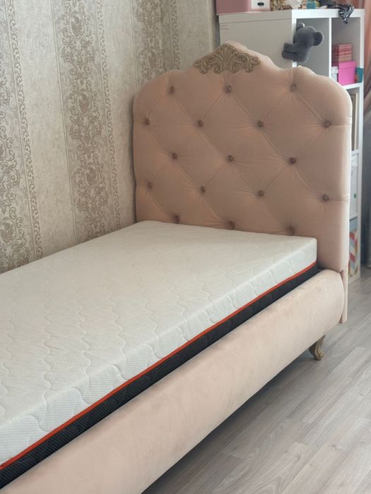 Односпальная кровать с матрасом