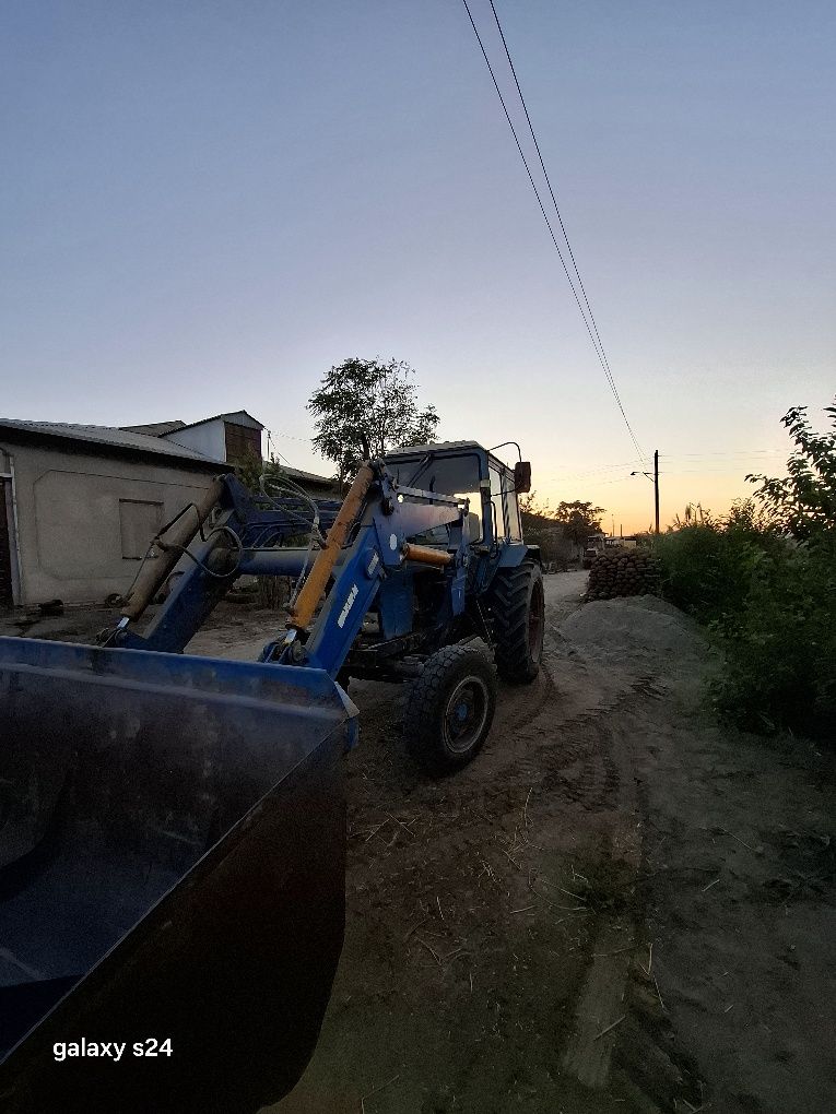 traktr pogruzchik sotiladi hamma joyi ishlab turbdi olib miniladigan