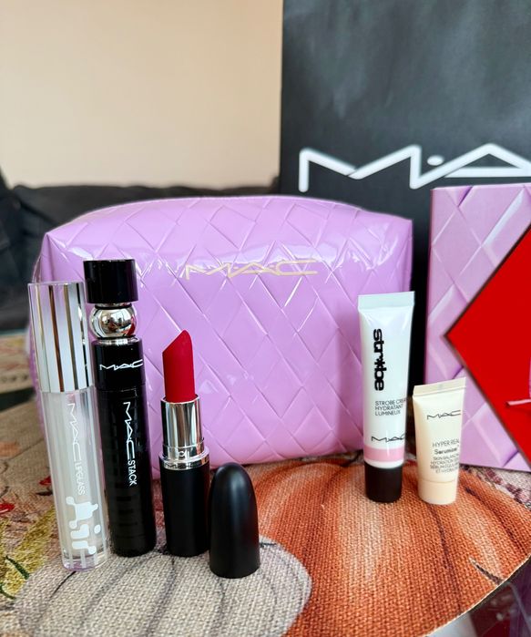 MAC Cosmetics - Holiday сет козметика и несесер