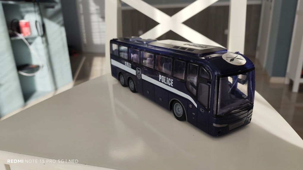 Автобуси играчки