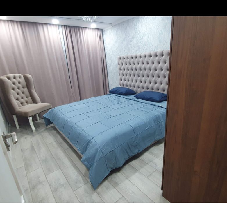 Продается спальная кровать , размер 2,200, стол 3 м , раздвигается
